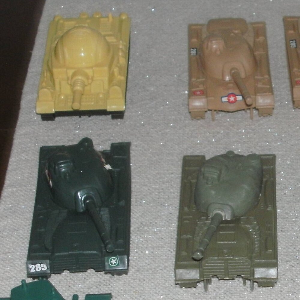 SET of 15 Collectible Toy Plastic Army Tanks each 5" Green Yellow & Tan - Picture 6 of 10